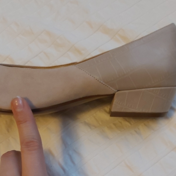 Naturalizer bone coloured low heel NWT - Picture 3 of 5